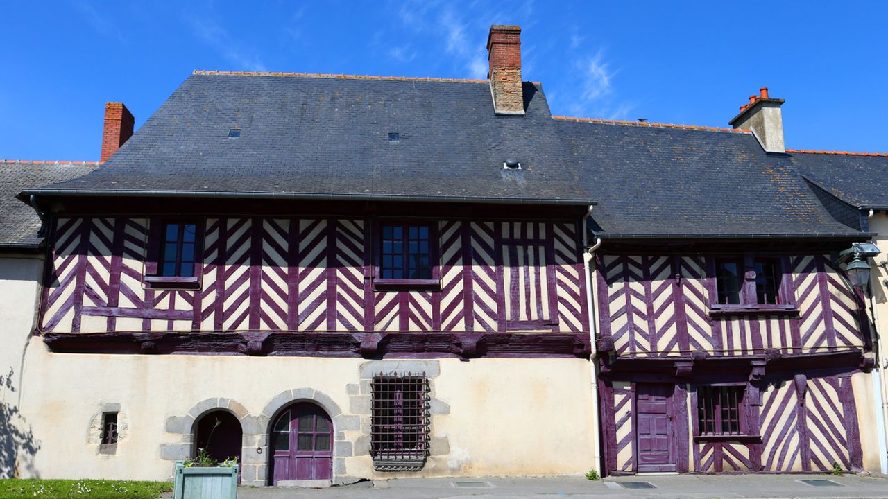 Vue sur les façades en pans de bois de la Commanderie à L'Hermitage.