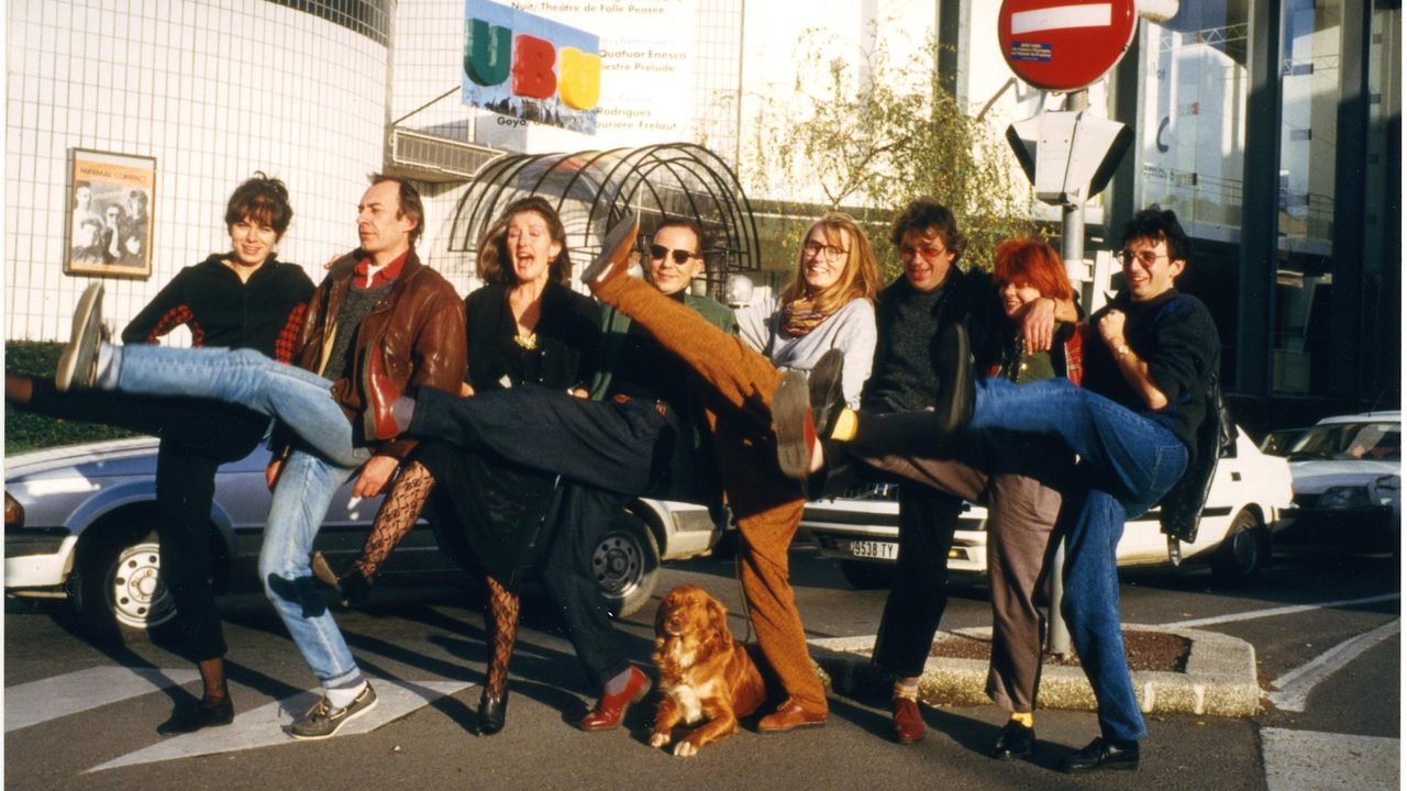 photo de l'équipe de l'ubu, une jambe en l'air, devant la salle de l'ubu