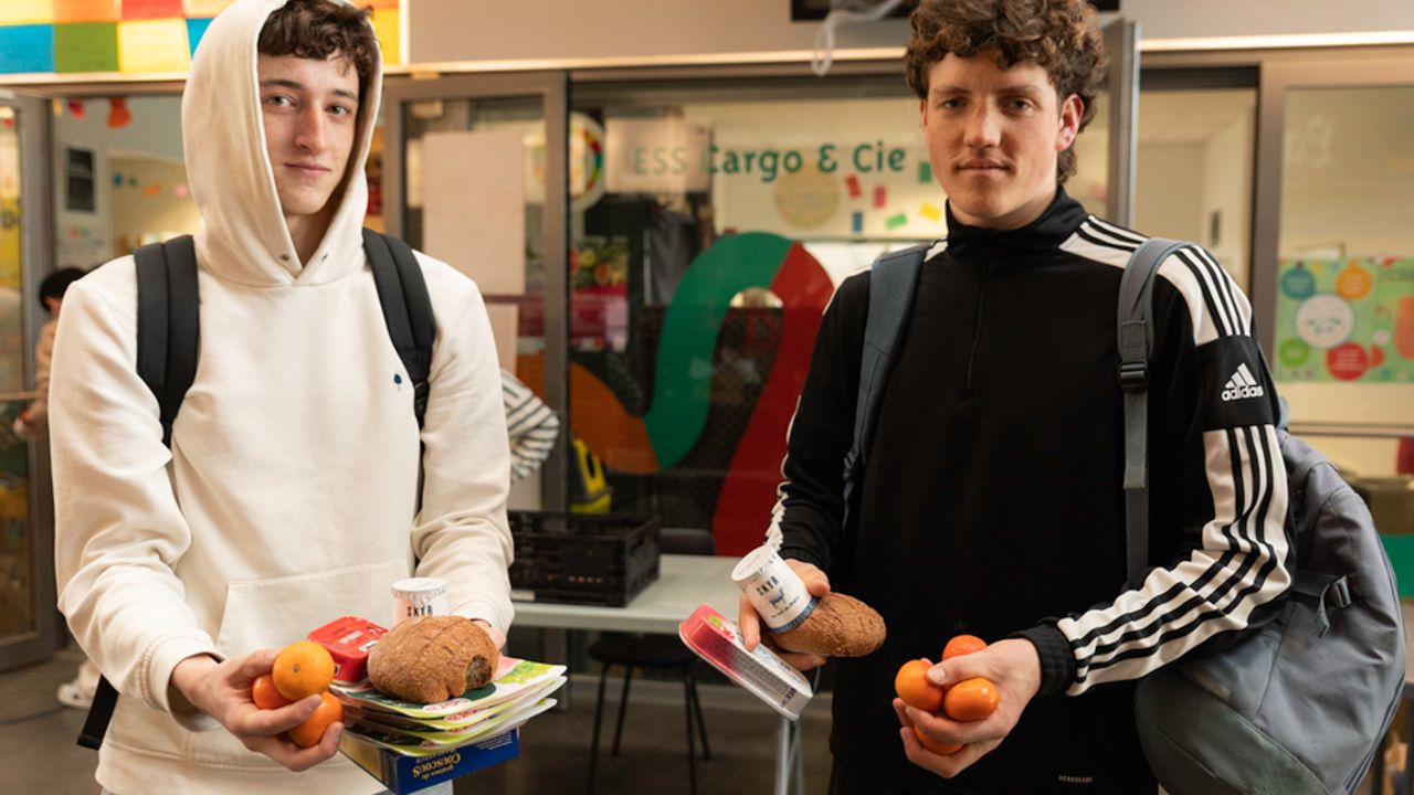 Deux étudiants portent des produits alimentaires.