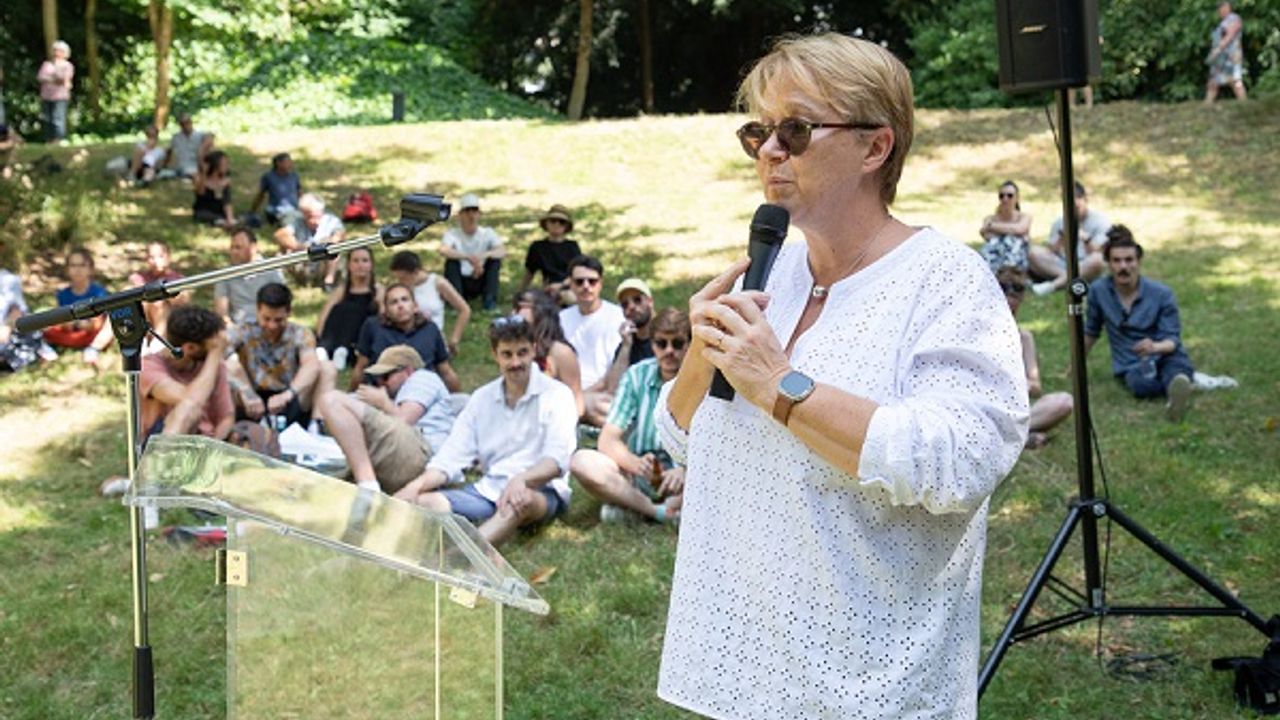 La maire de Rennes Nathalie Appéré lors de l'inauguration du parc des Tanneurs. En arrière-plan, le public est assis sur la pelouse.