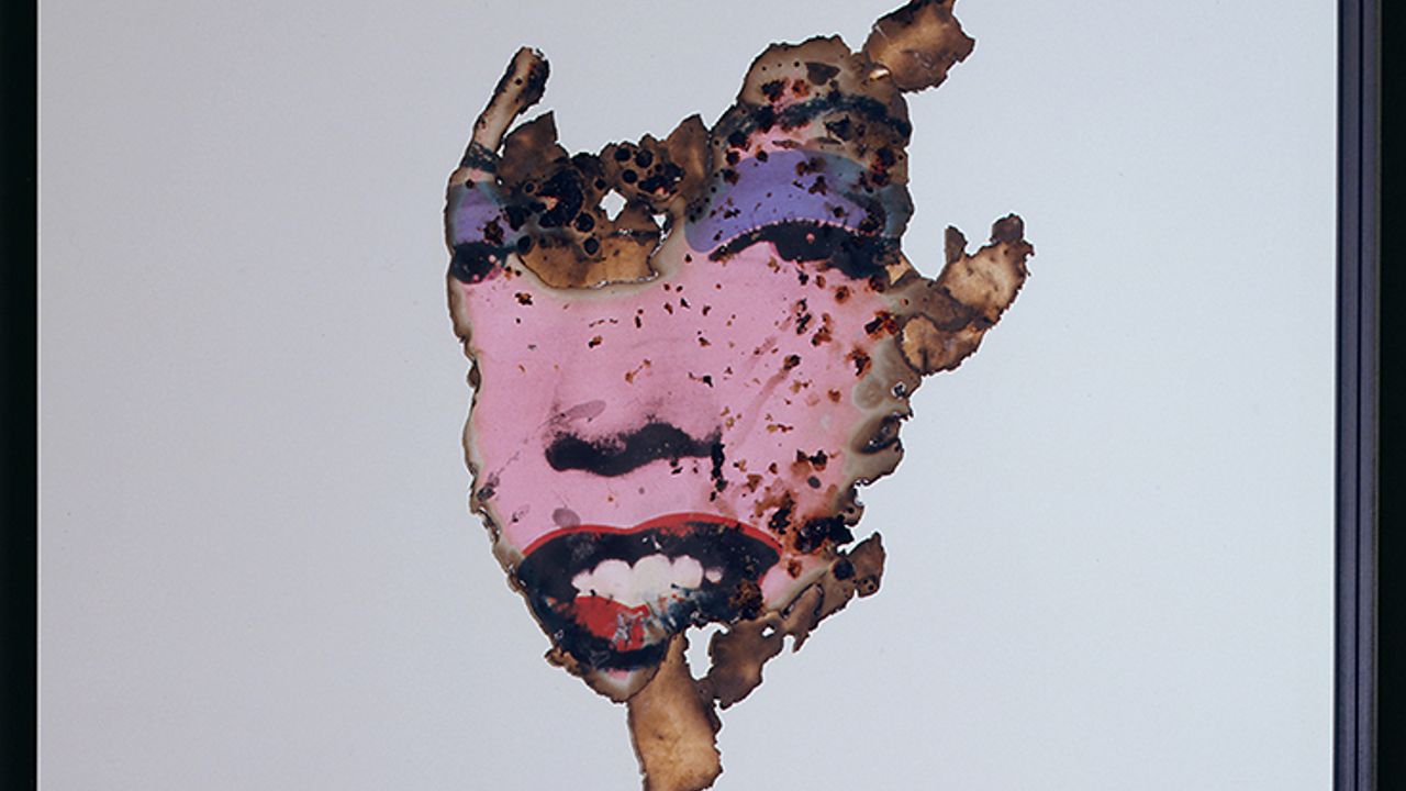 Au milieu d'un miroir, on devine le portrait de maryline Monroe