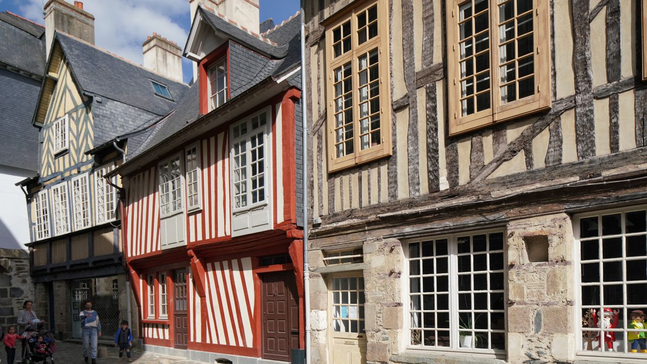 Vue sur les façades de quelques maisons de la rue de la Psalette dans le centre historique.