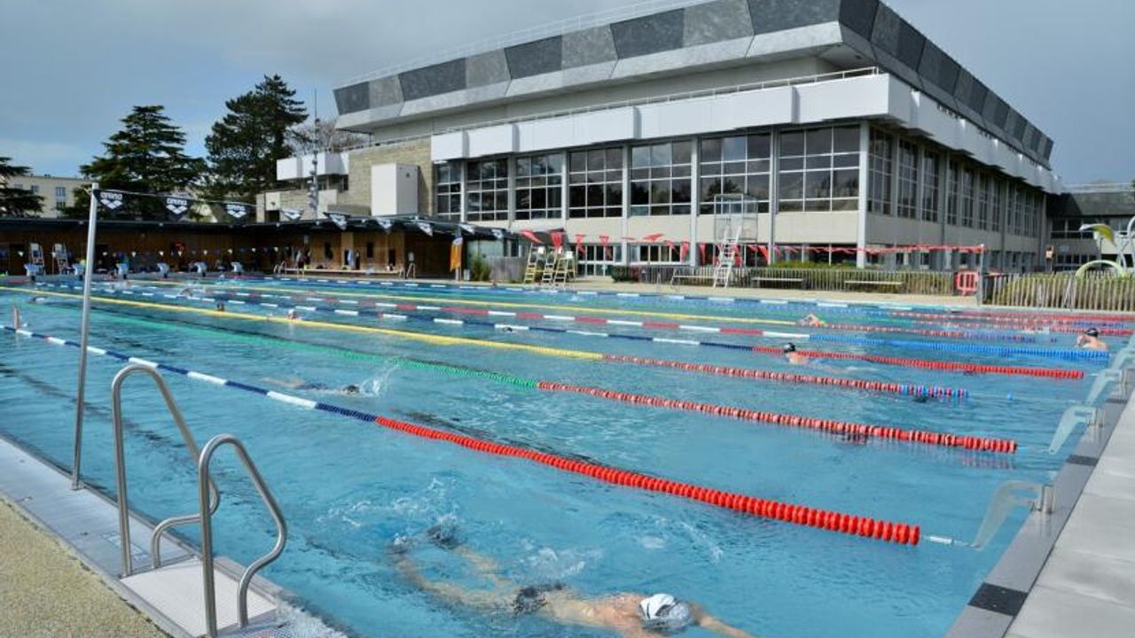 Des nageurs dans une piscine extérieure