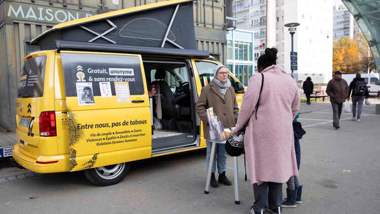Deux femmes échangent devant le van Nina et Simon·e·s