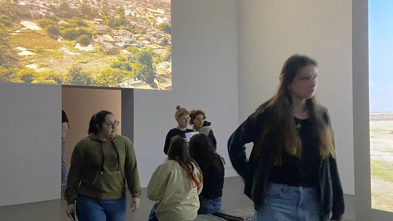 Enceintes situées au niveau de l'écran 3