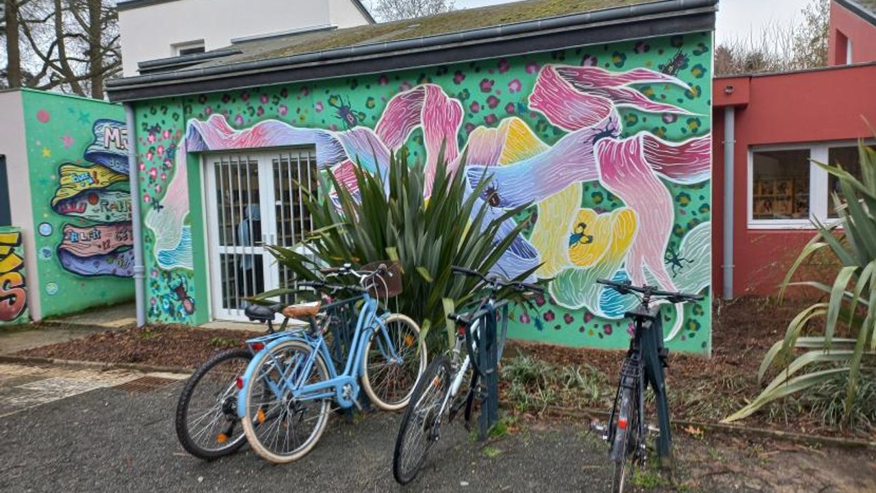 Au premier plan, des vélos sont stationnés devant la maison des jeunes et de la culture de Bréquigny