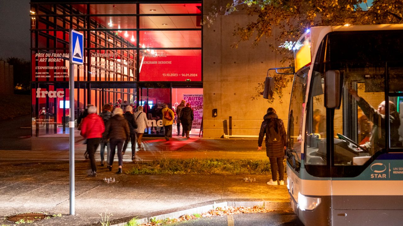 Un bus dépose de nuit des habitants devant le Frac de Bretagne