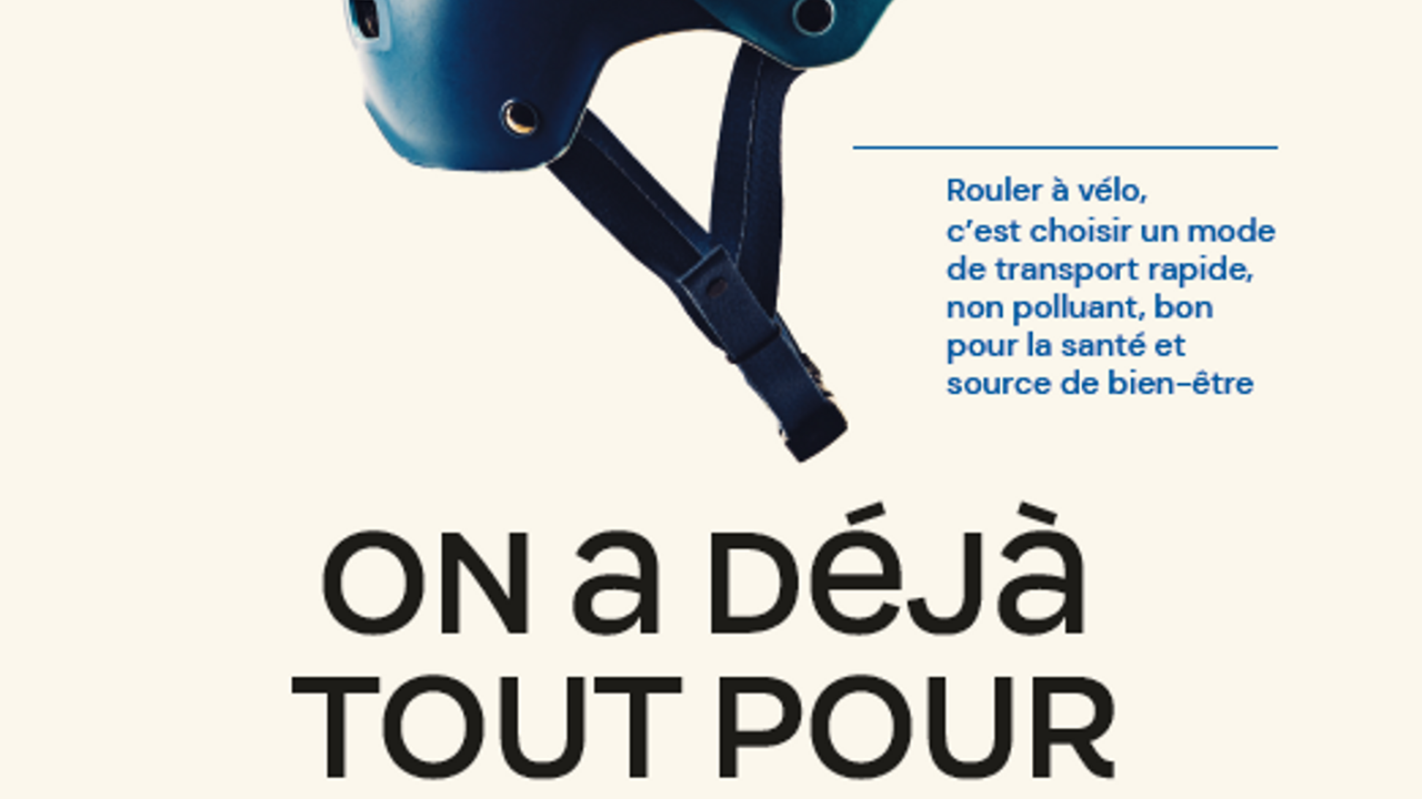 Un casque de vélo avec le message : "rouler à vélo, c'est choisir un mode de transport rapide, non polluant, bon pour la santé et source de bien-être".
