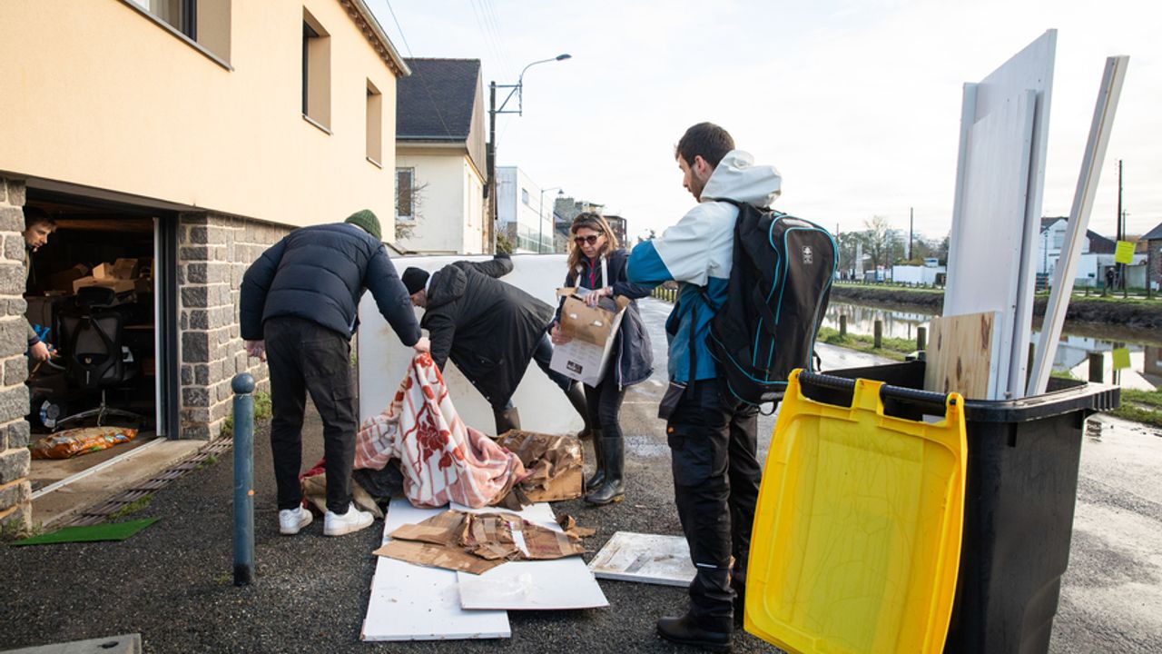 Des bénévoles nettoyent un logement après des inondations