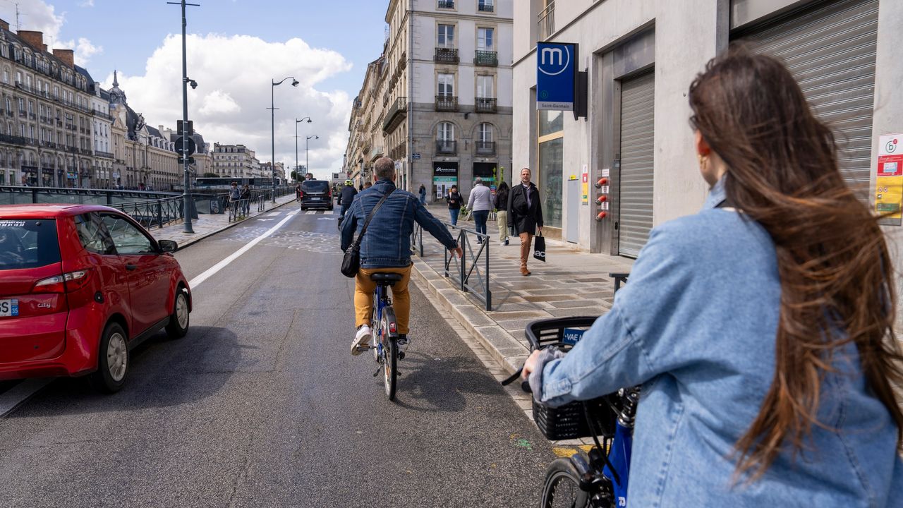 Deux cyclistes dans les rues de Rennes.