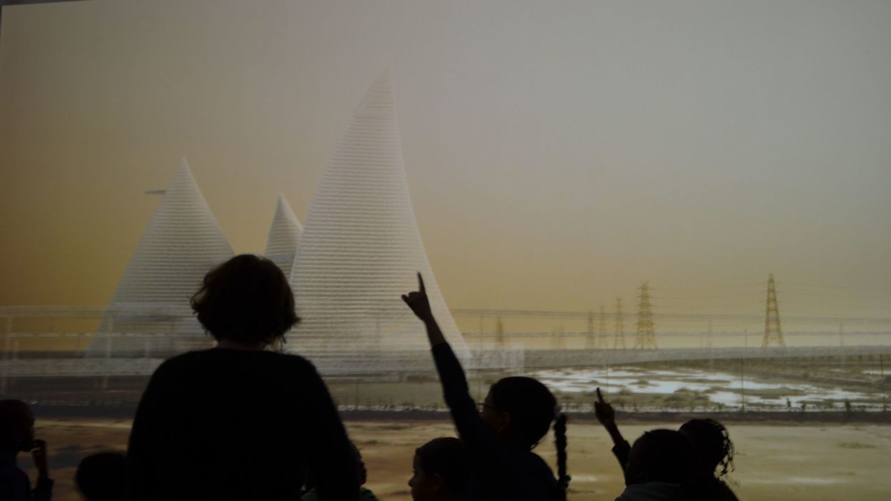 Les CE2 de Jean-Moulin devant «Biomimetic Stories #3 Dholera, 2024 Vidéo HD en boucle couleur et sonore, 7'»