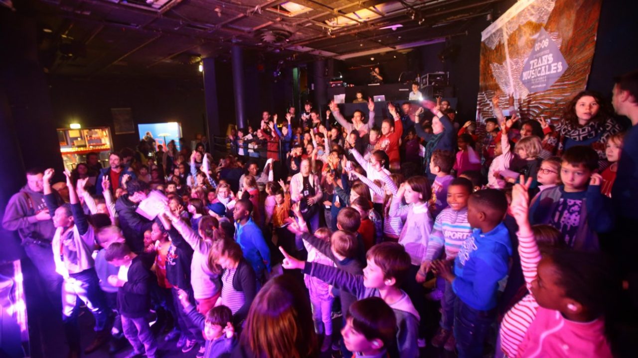 foule d'enfants devant un concert à l'ubu