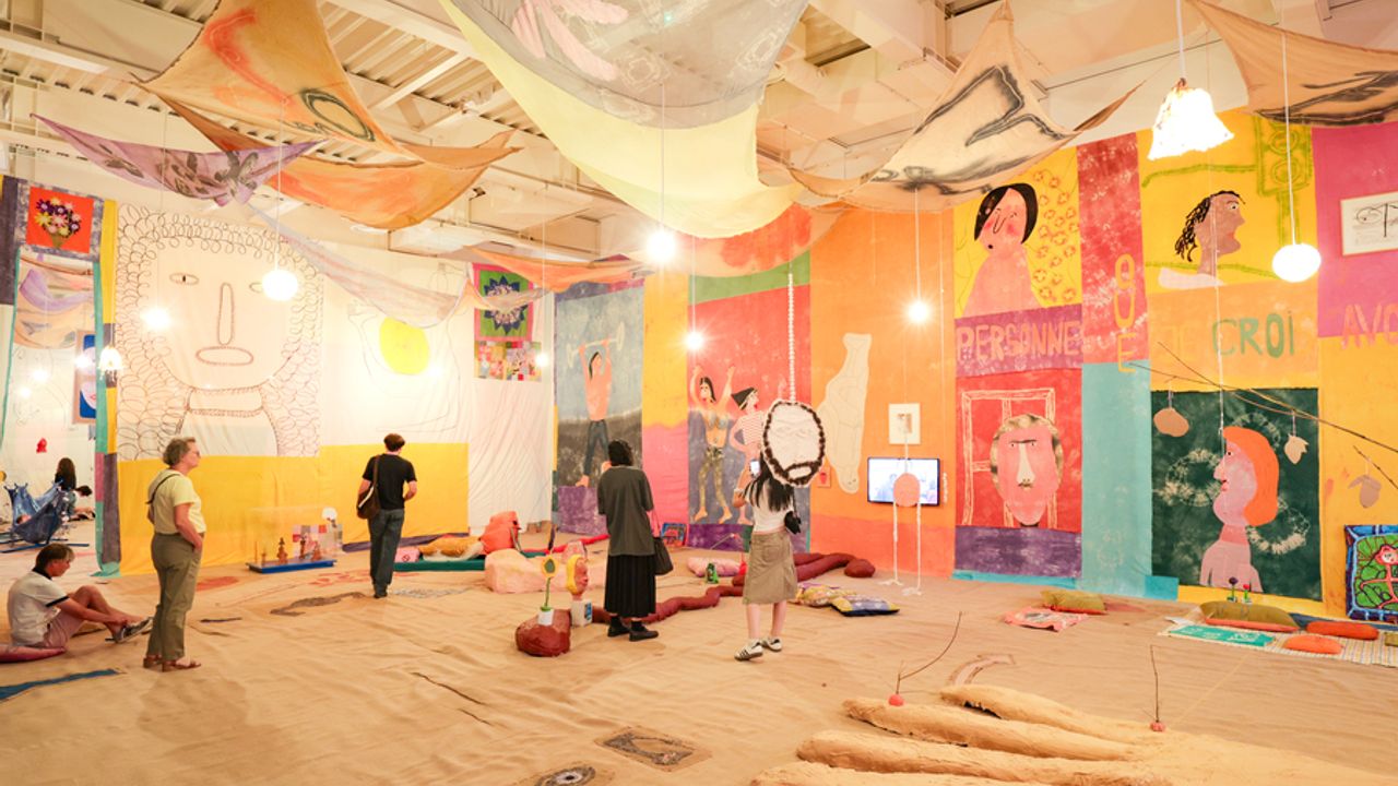 Plusieurs personnes au milieu d'une vue générale de l'expo.