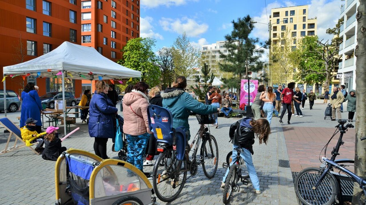 les habitants du coeur du quartier Courrouze se promènent à vélo