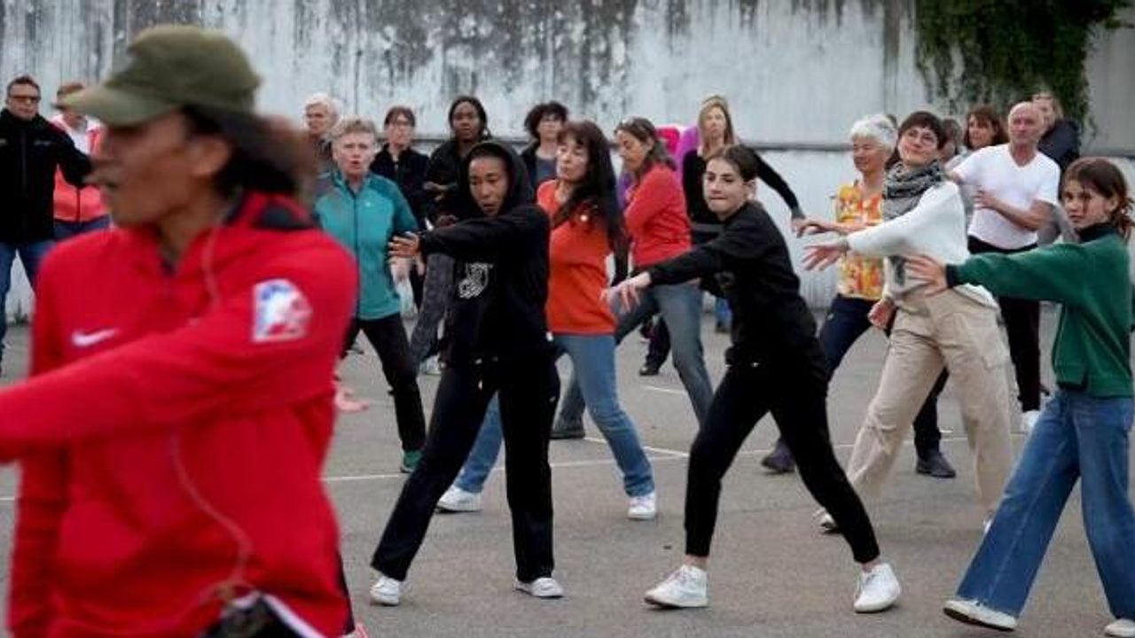 Des hommes et femmes de tout âges apprennent à danser derrière les pas d'un chorégraphe