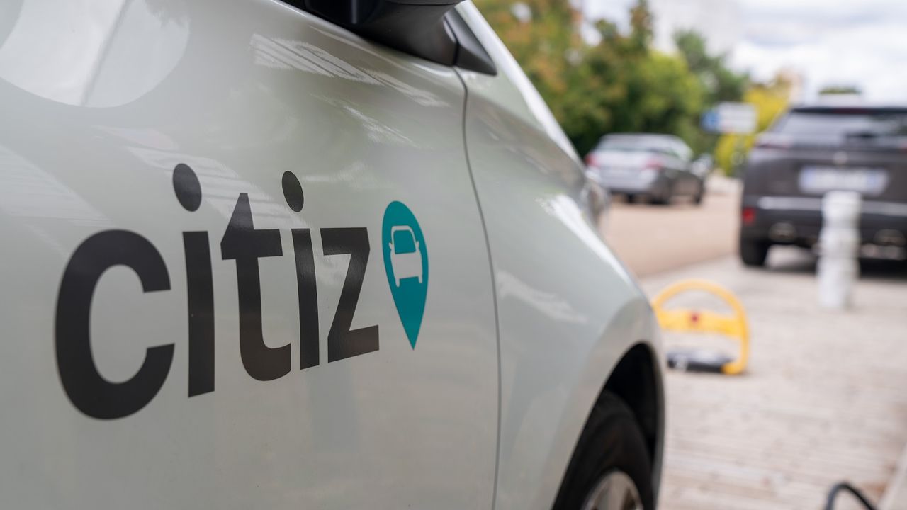 Un véhicule de la flotte Citiz stationné dans une rue de Rennes.