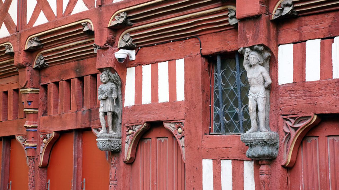 Détails de façade d'une maison à pan de bois dans le centre historique de Rennes