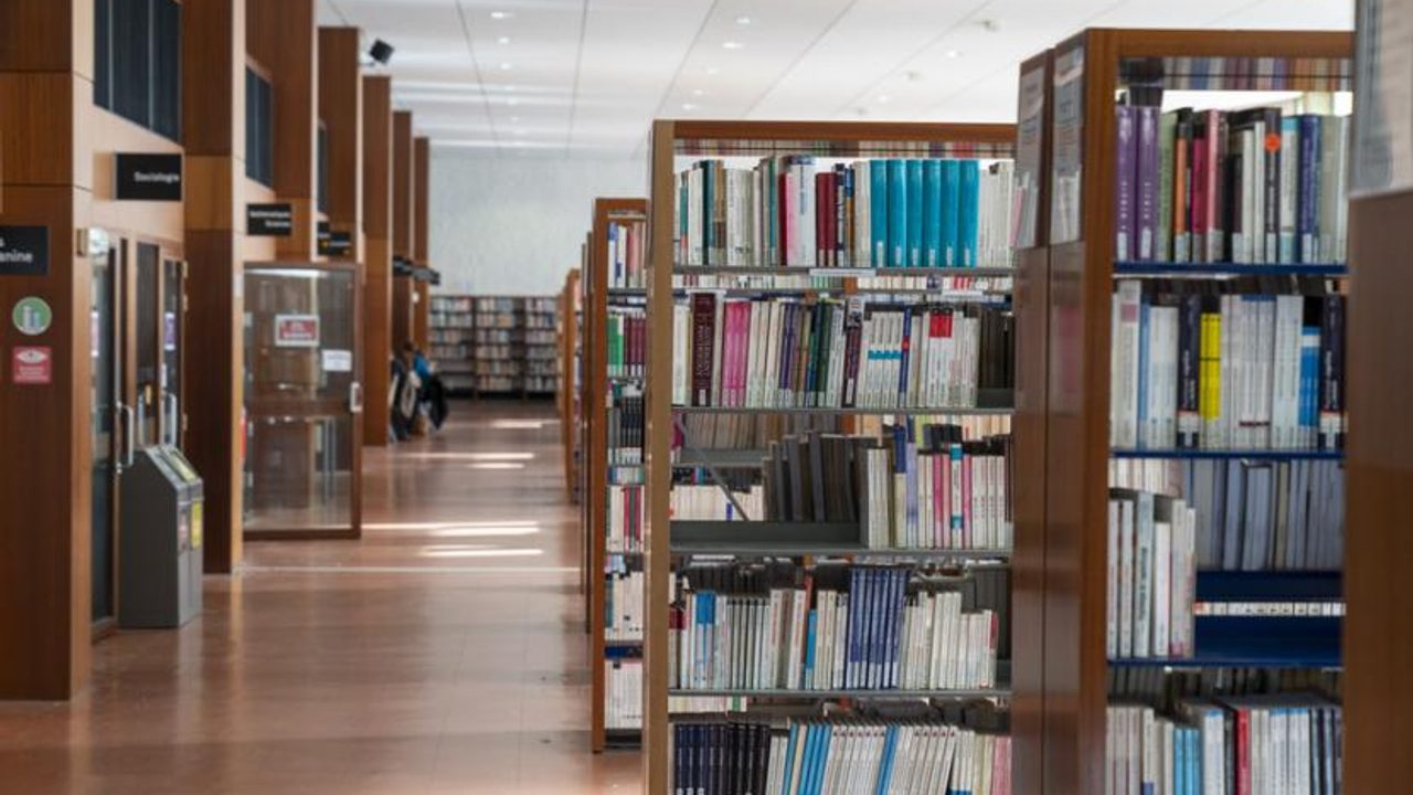 des étagères remplies de livres dans une biibliothèque