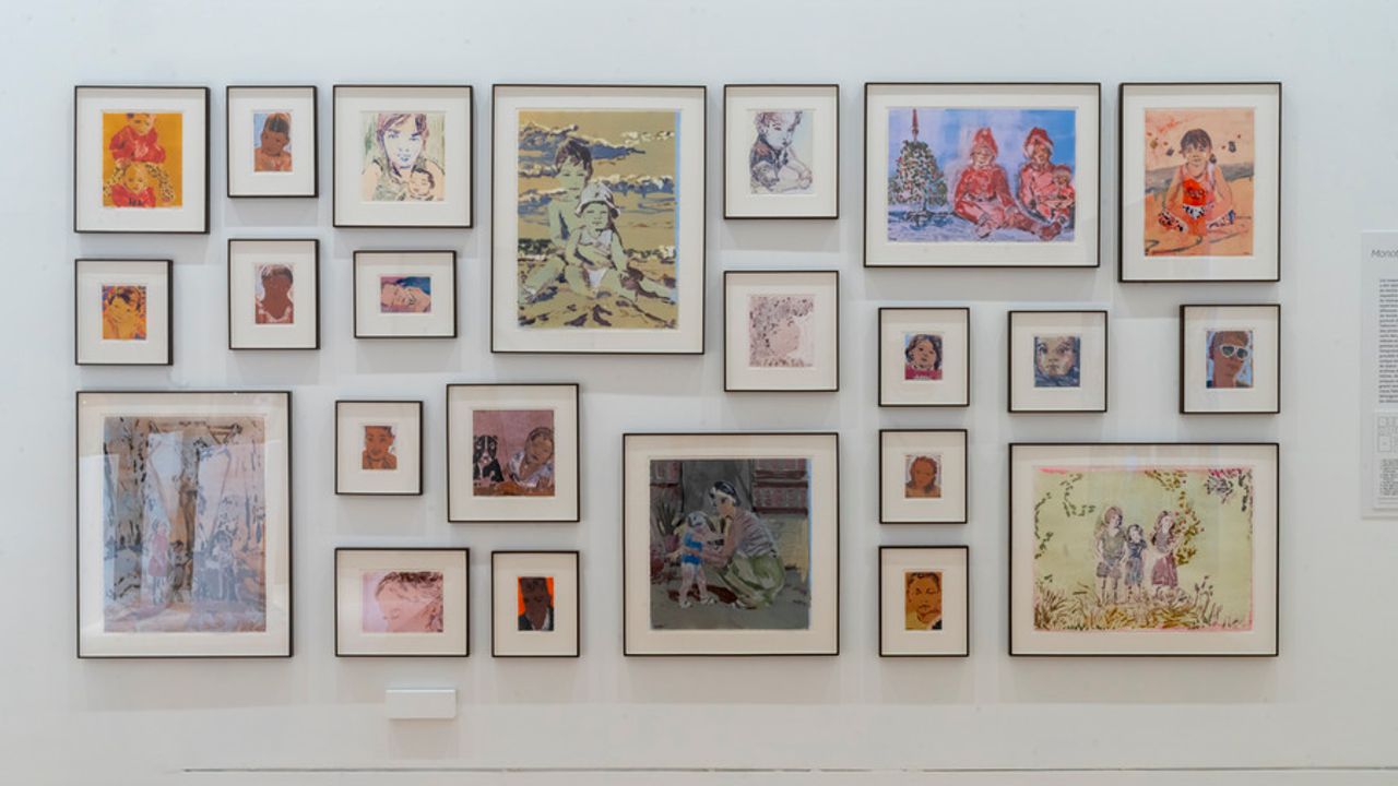 Sur un mur des cadres avec des peintures de portraits d'enfants