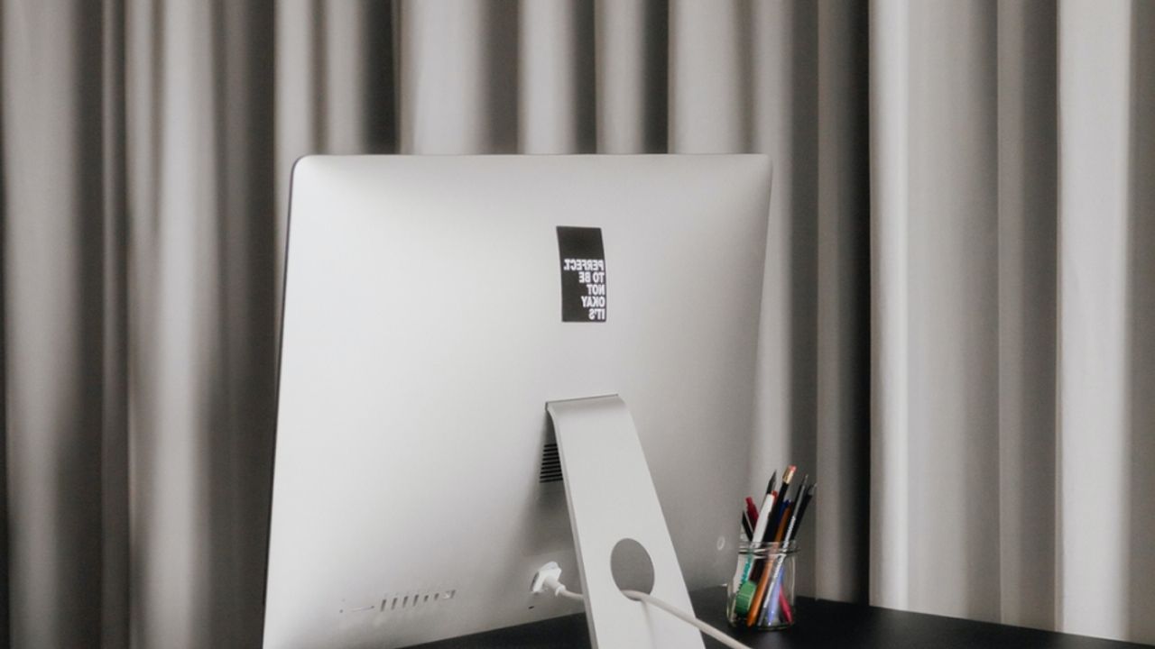 Ordinateur de dos posé sur un bureau