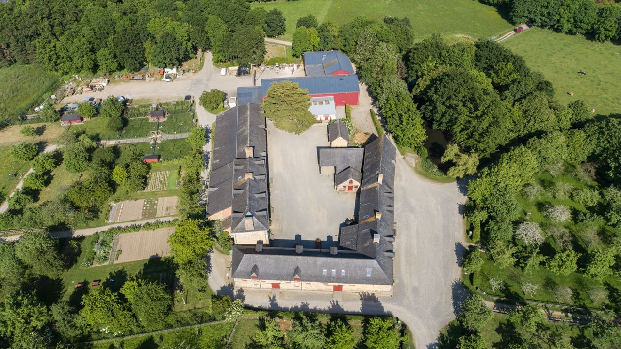 Vue aérienne des bâtiments et des parcelles qui composent l'Écomusée de la Bintinais.