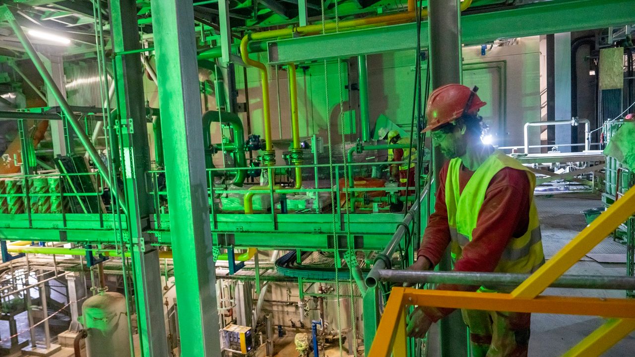 Ouvriers qui travaillent à l'intérieur de l'usine d'incinération de Villejean.