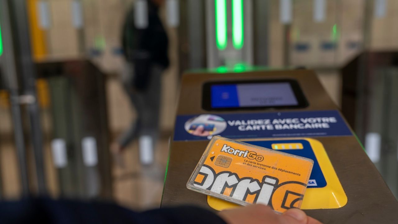 Visuel de la carte KorriGo Services en cours de validation sur une borne du métro de Rennes.