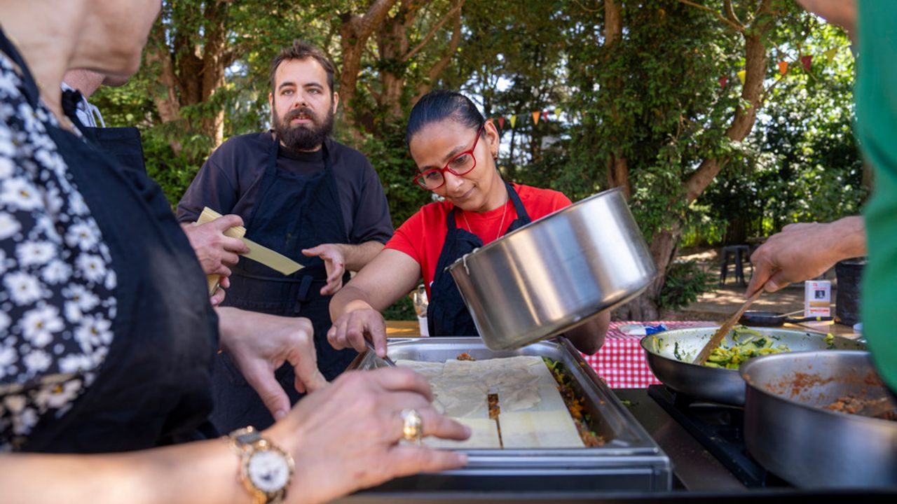 Des personnes en train de cuisiner