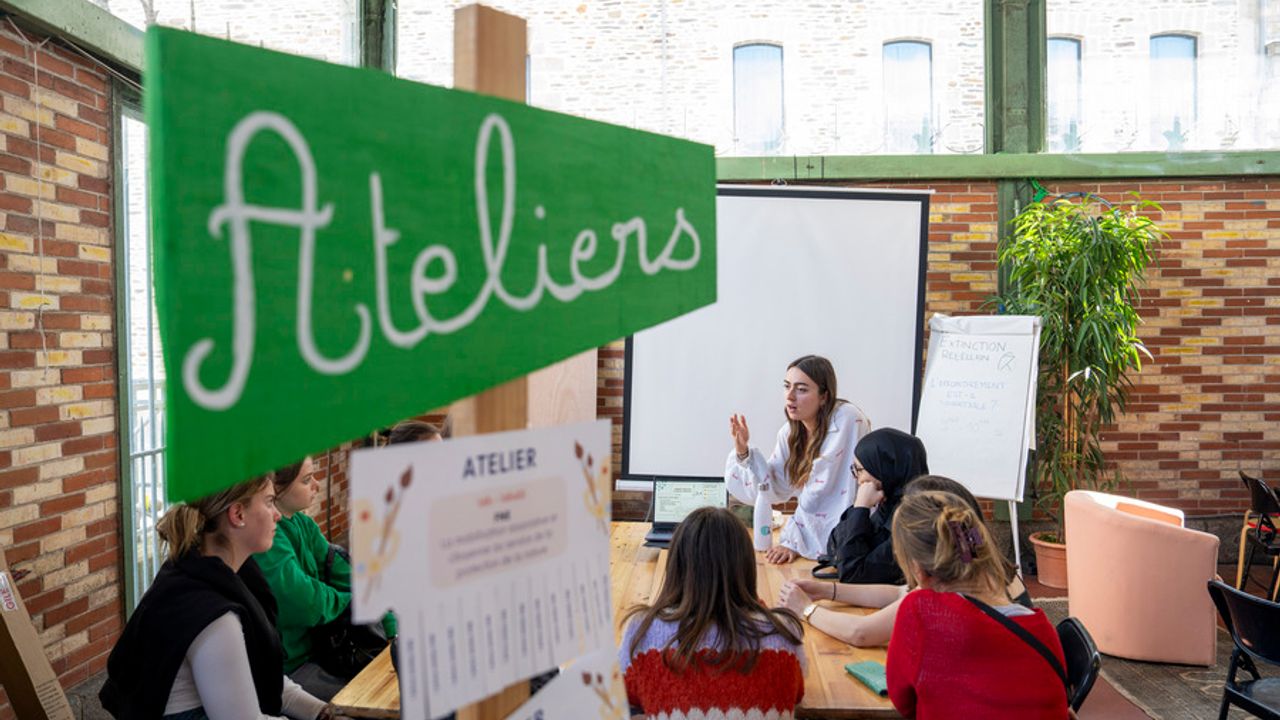 Une personne prend la parole lors d'un atelier autour d'une table.