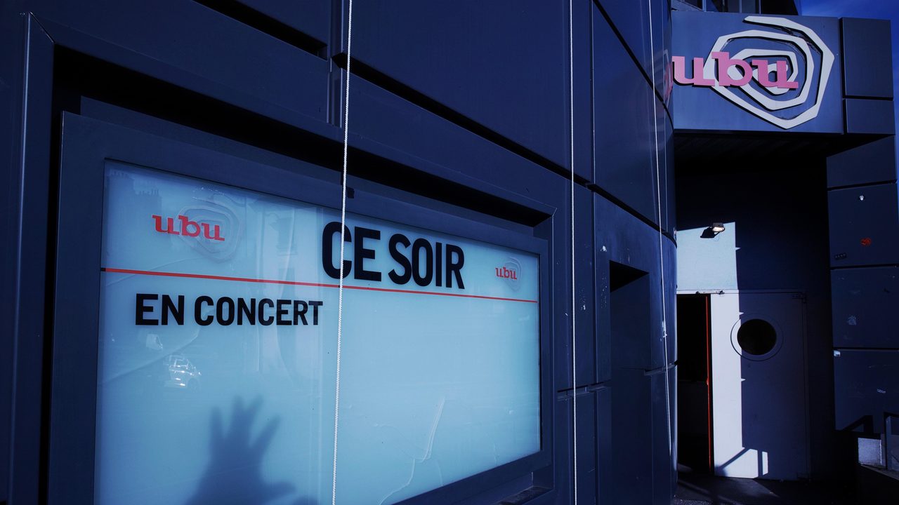 panneau d'affichage devant l'entrée de l'ubu