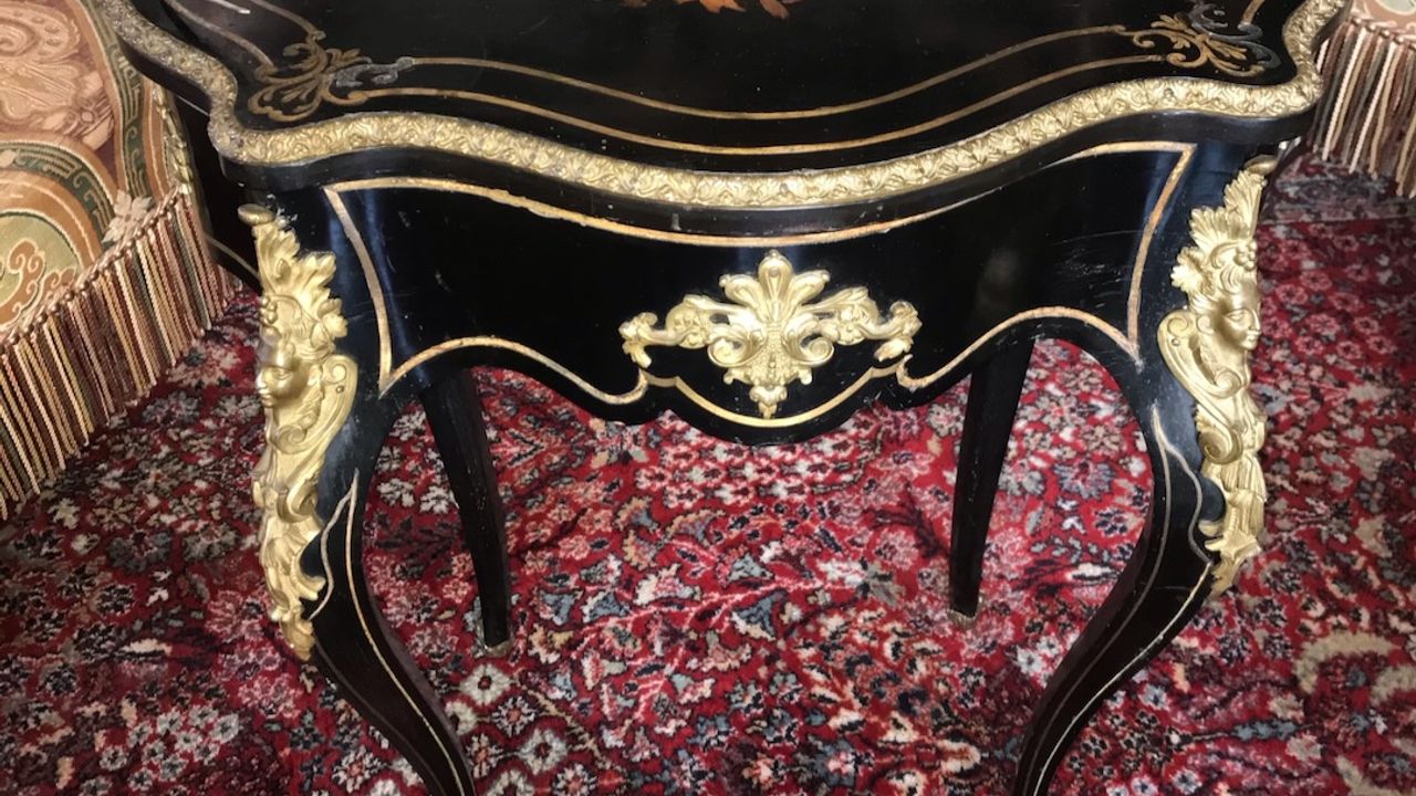 Table à ouvrage avant restauration  Epoque Napoléon III - musée du château d'Hardelot