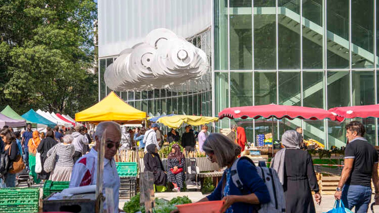 Étals de marché, vendeurs et acheteurs sur la nouvelle place Jean Normand au Blosne