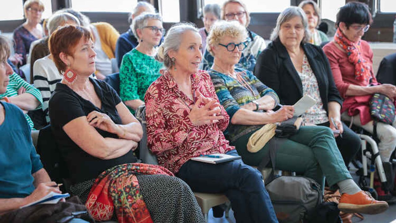 Des personnes assistent à la réunion de création du CNaV à Rennes.