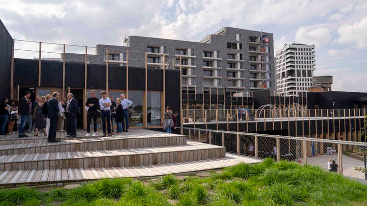 Un groupe de personnes visitent les locaux du groupe scolaire Miriam Makeba dans le quartier Baud-Chardonnet.