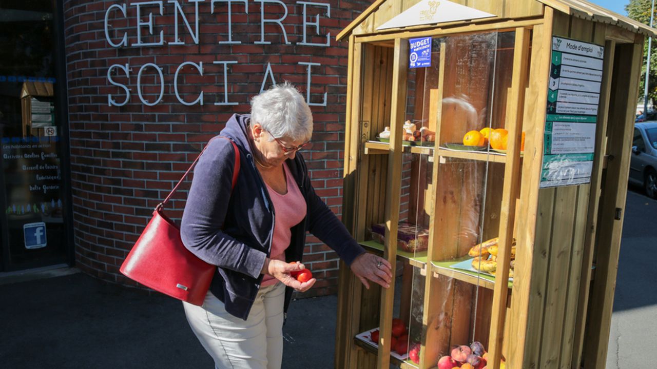 Femme se servant en légumes en libre-service devant le Centre social Cleunay.
