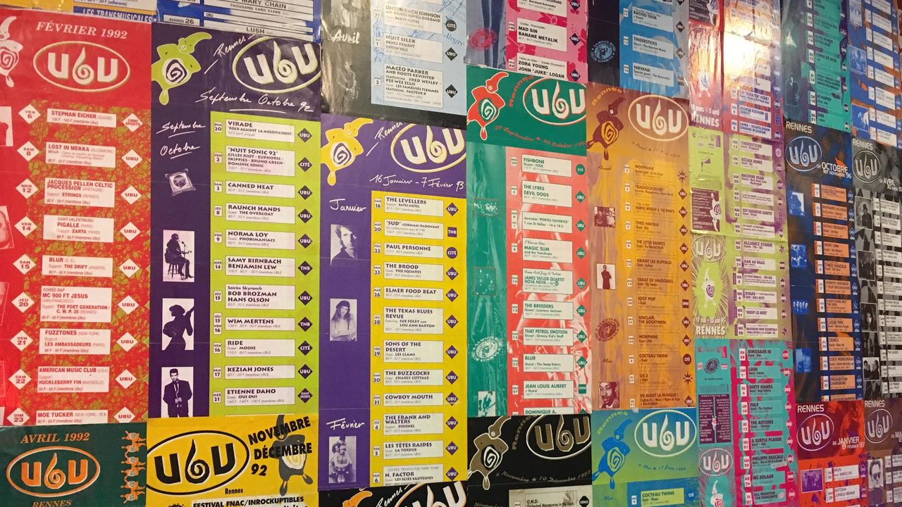 les programmations de l'ubu collées sur les murs