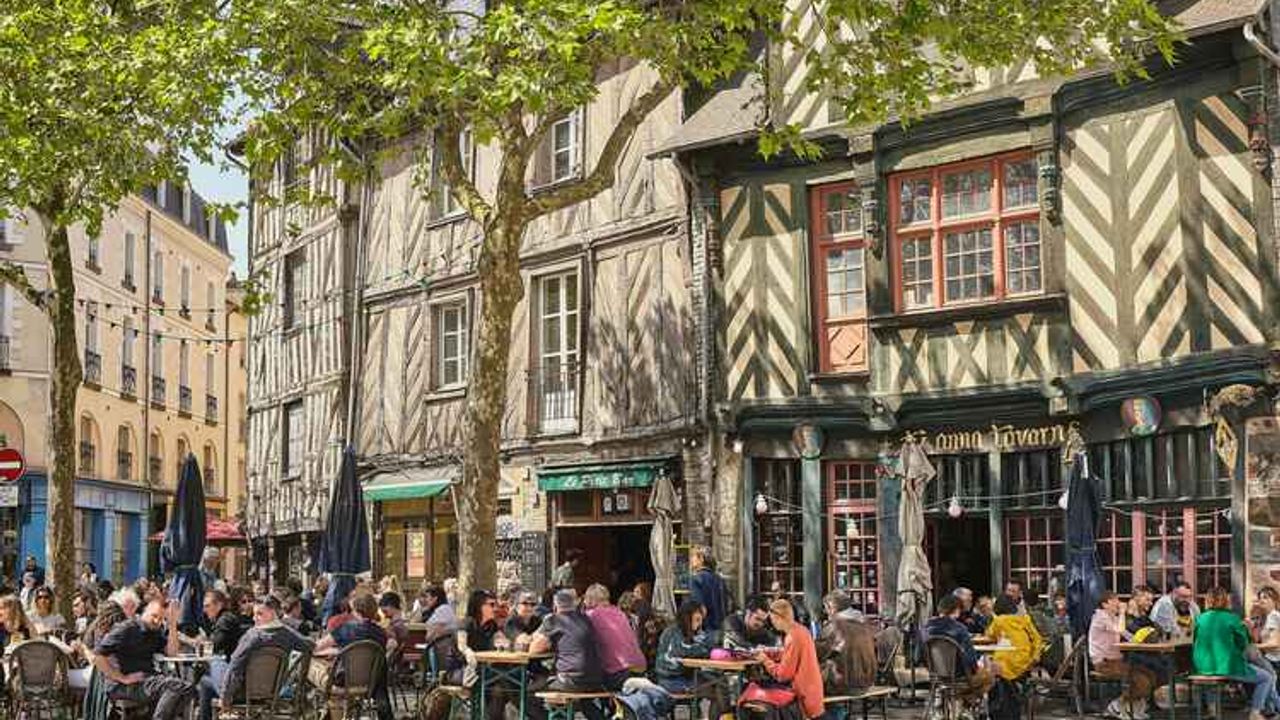 Clients attablés en terrasse sur la place Sainte Anne