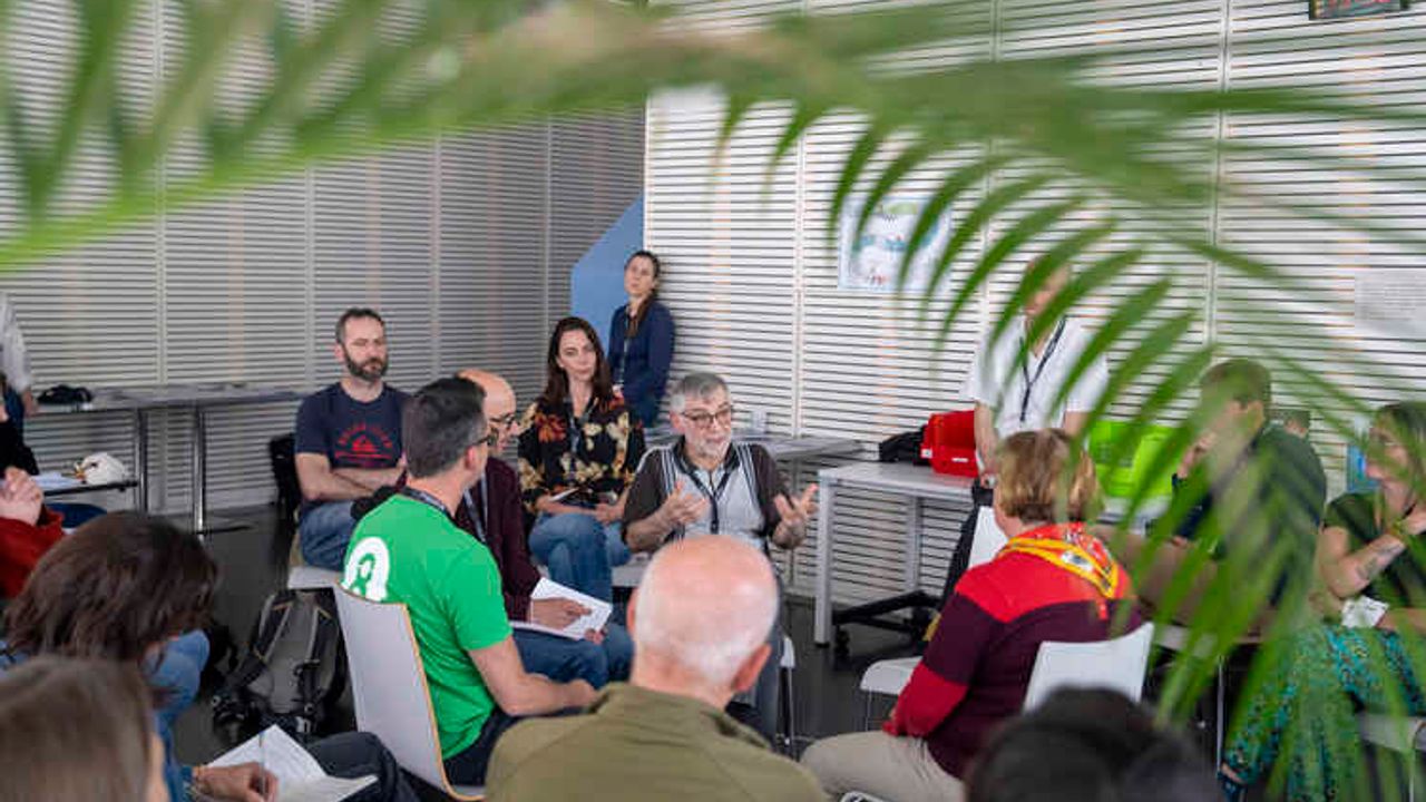 Des personnes assistent à un atelier autour des inégalités sociales et de l'environnement, dans le cadre de la 5e édition de la Conférence locale du climat, le 22 mai 2025 à Rennes.