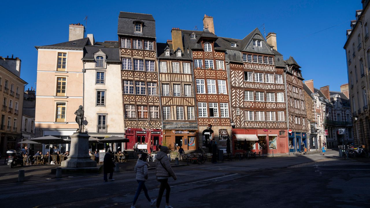 Les maisons à pans de bois de la place du Champ-Jacquet se détachent sur le ciel bleu.