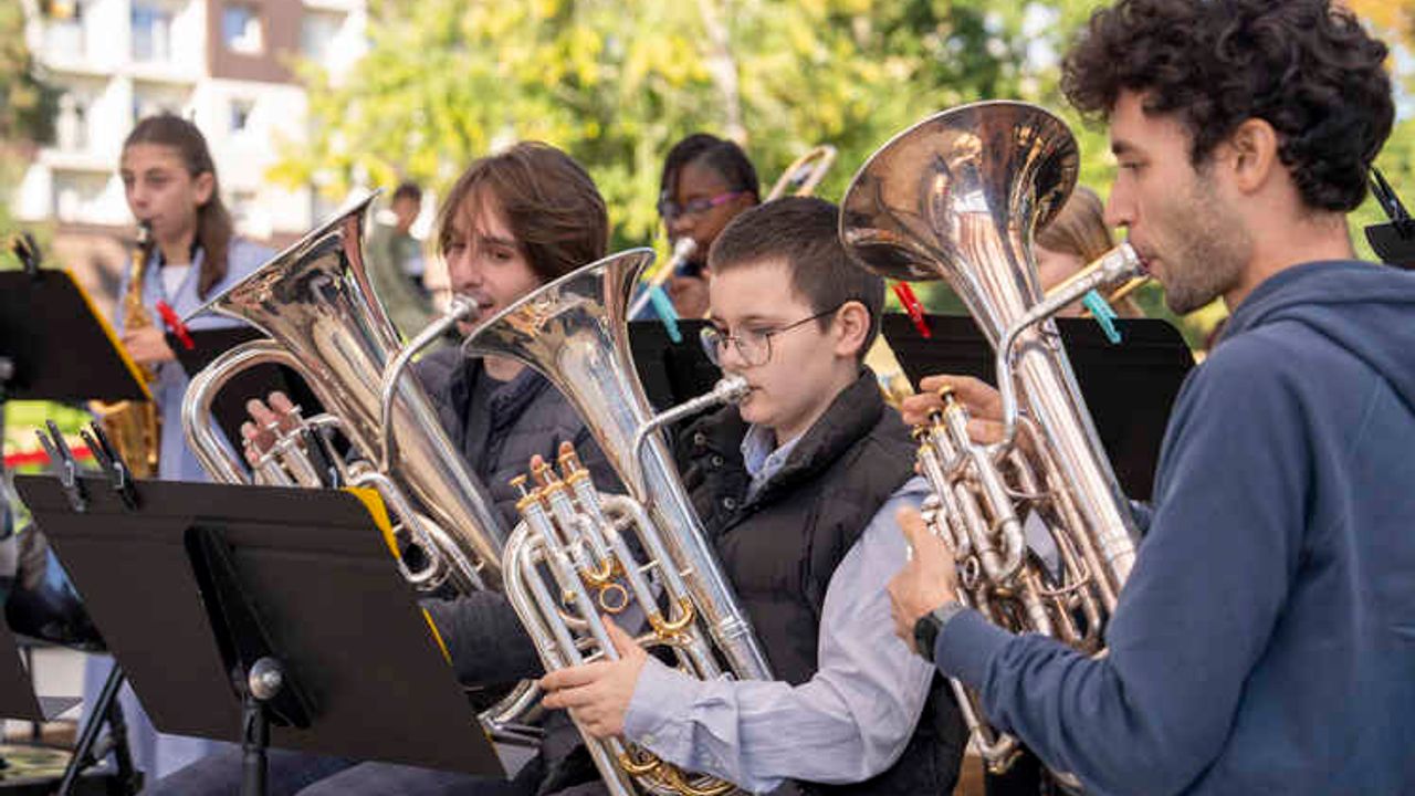 Elèves du conservatoire jouant du tuba