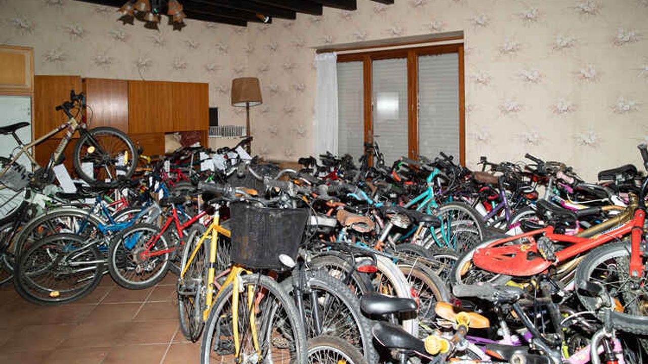 Des centaines de vélos usagés sont stockés dans une maison. 