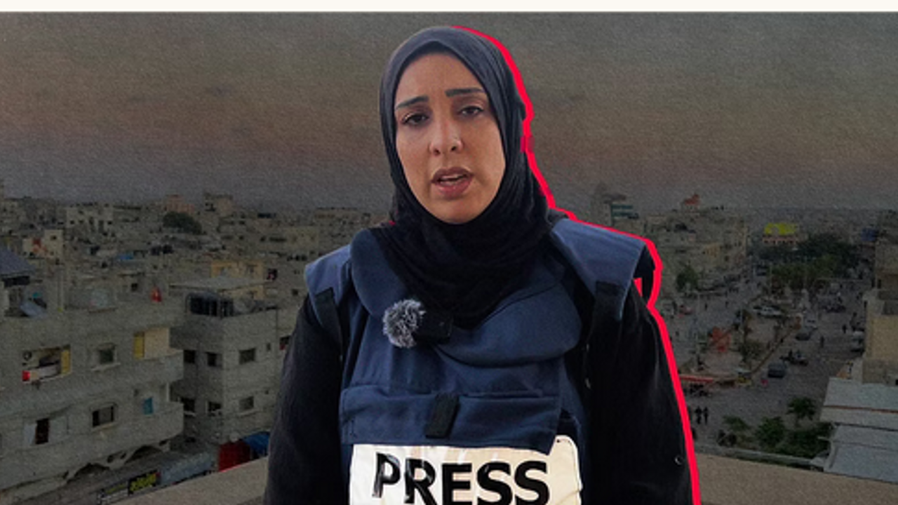 Une journaliste au premier plan, avec la ville de Gaza derrière