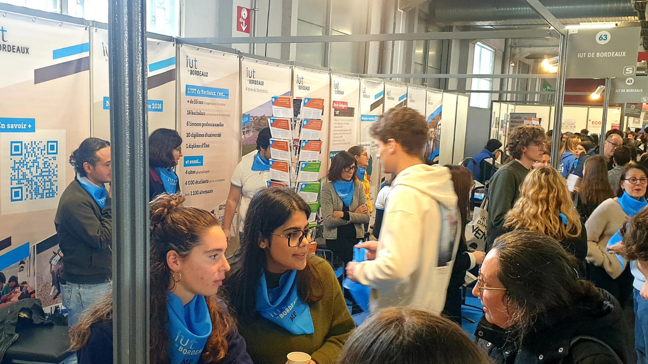 Étudiantes représentant Mesures physiques et l'IUT de Bordeaux au Salon Studyrama 06 décembre 2025
