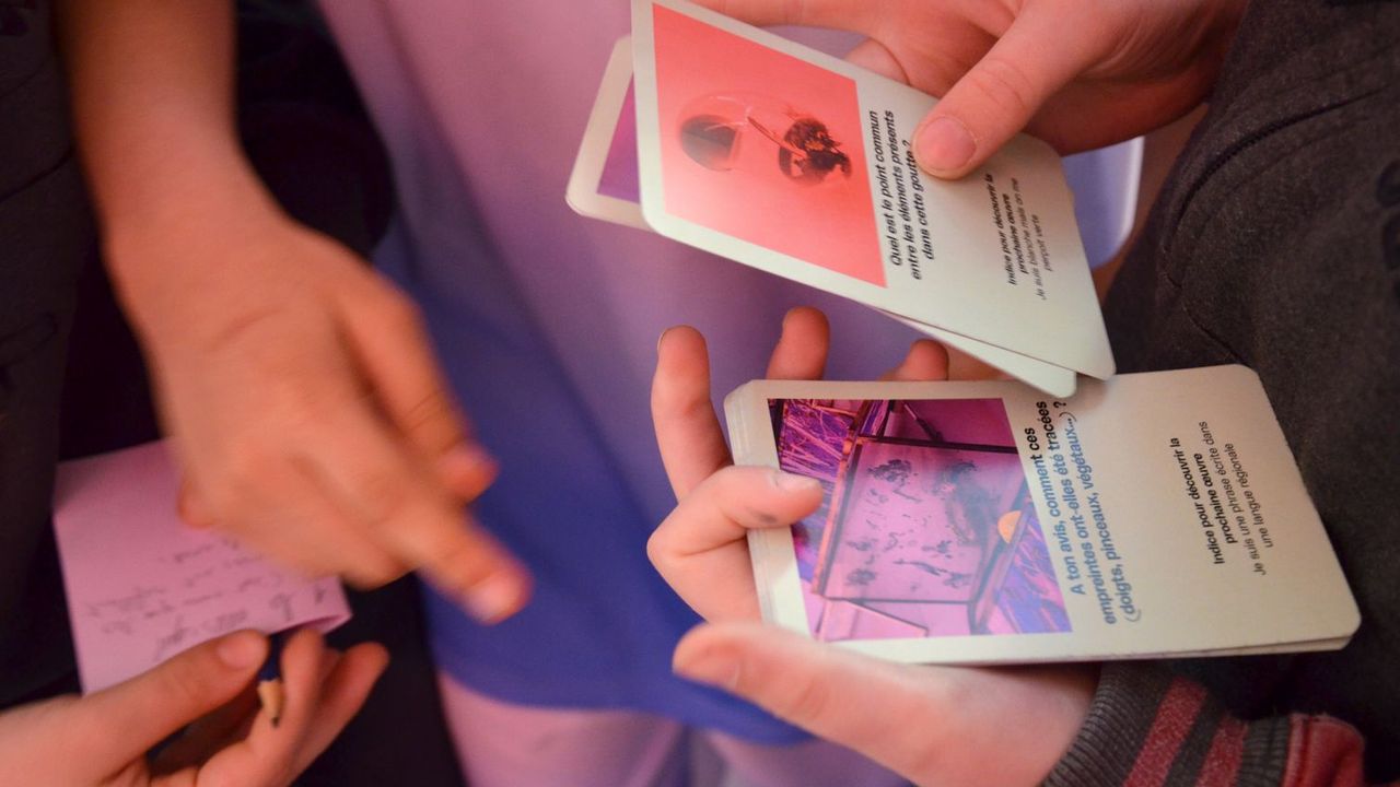 des mains d'enfants manipulent de cartes à jouer 