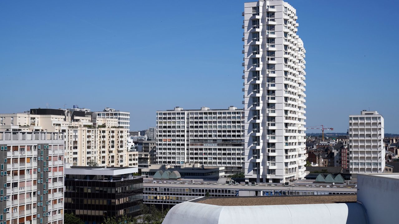 Vue de l'immeuble l'Eperon, dans la ville.
