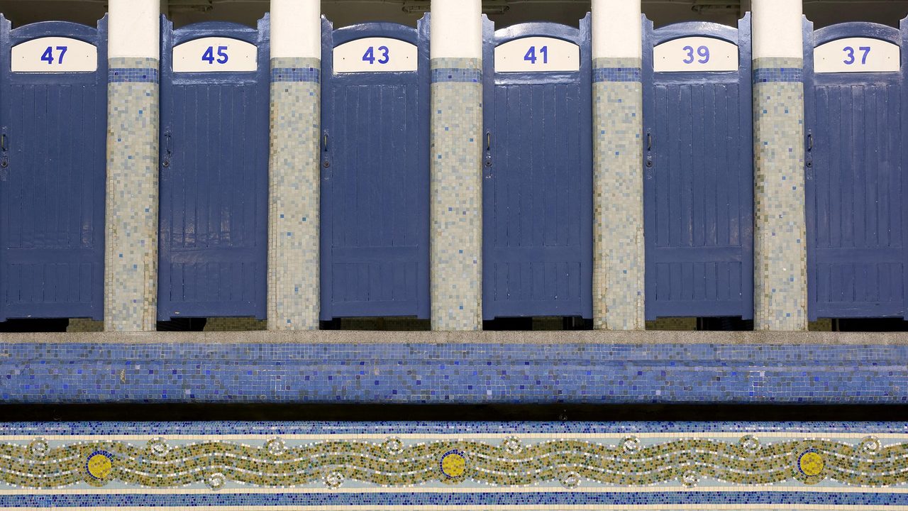 La mosaïque bleue du bassin est ornée d'une vague dorée.