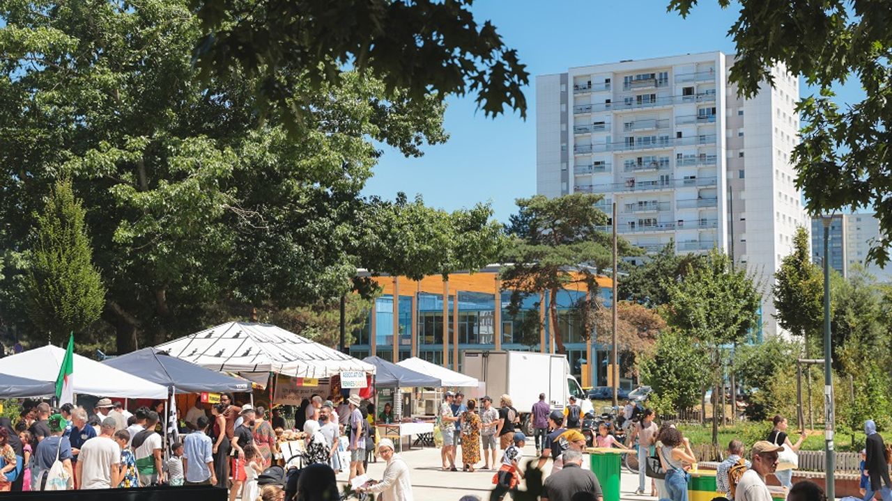 La place Jean-Normand lors d'un événement Rennes Street Food Festival en juin 2025.