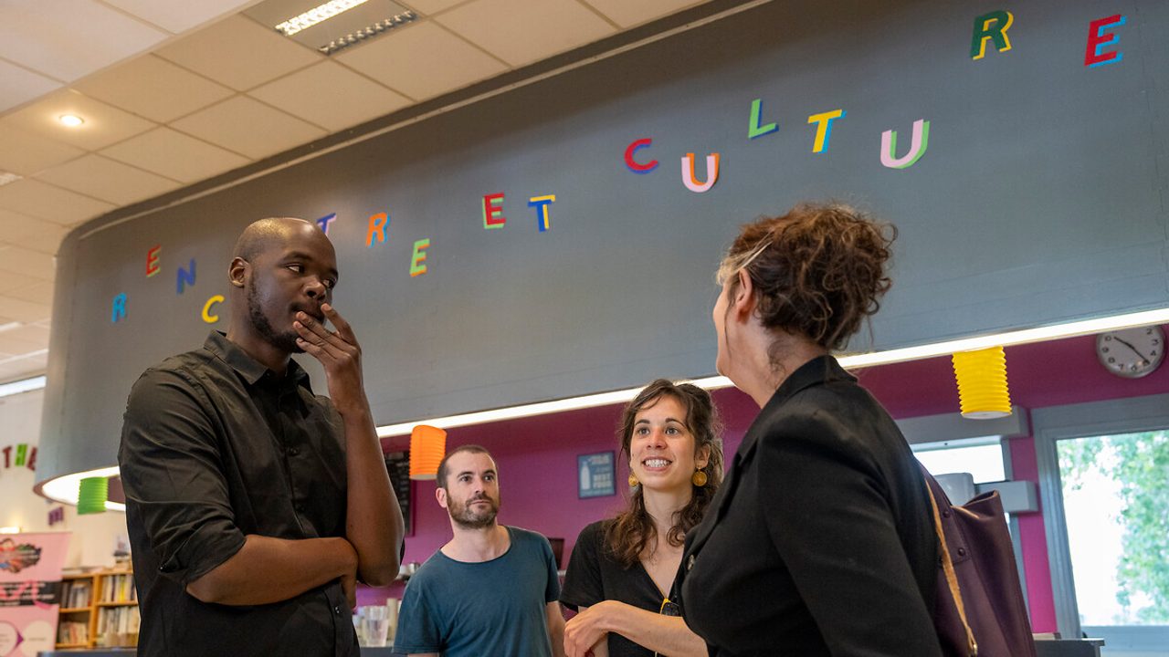 Groupe de personne en discussion