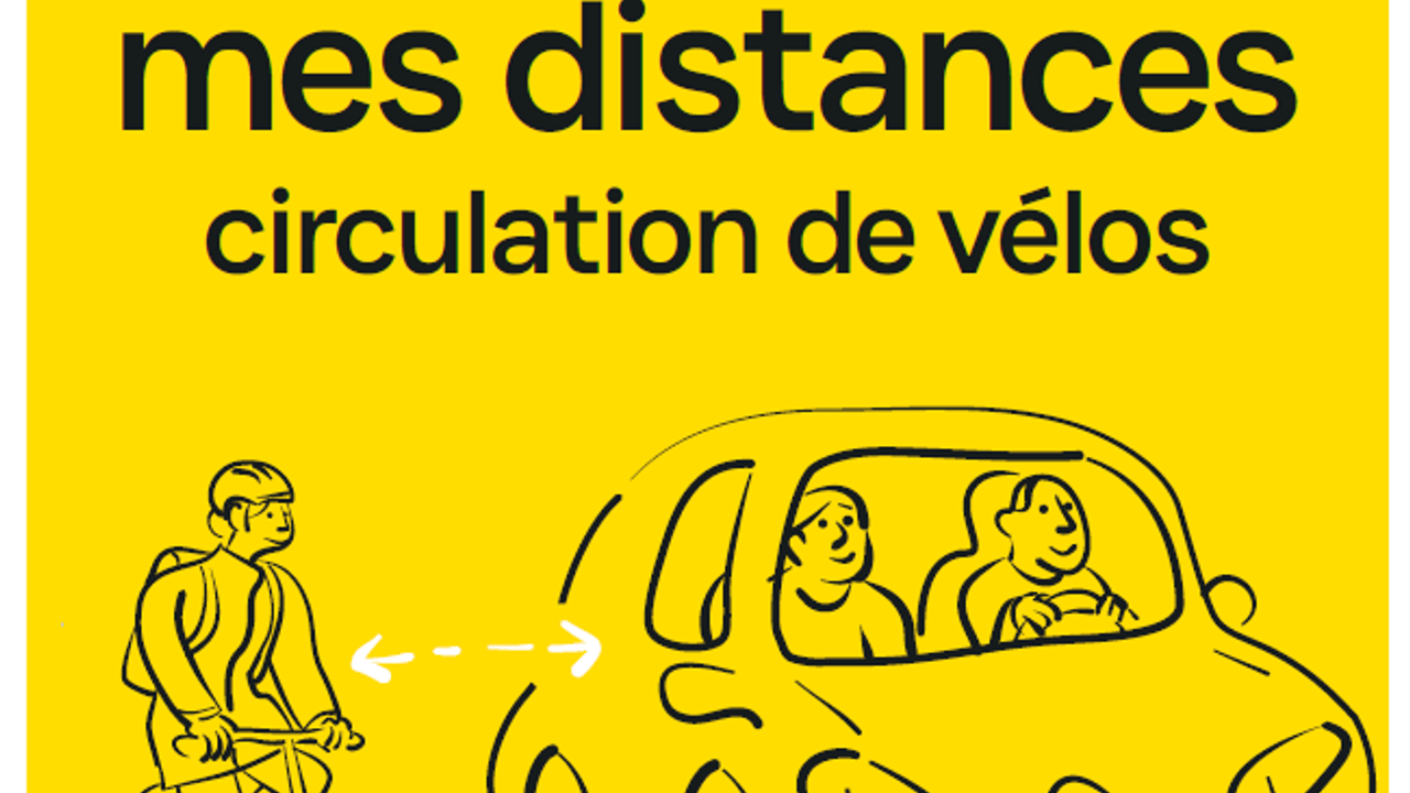 Dessin, un cycliste et un automobiliste circulent côte à côte. Un message "Ici je garde mes distances circulation de vélos" permet de rappeler les règles.