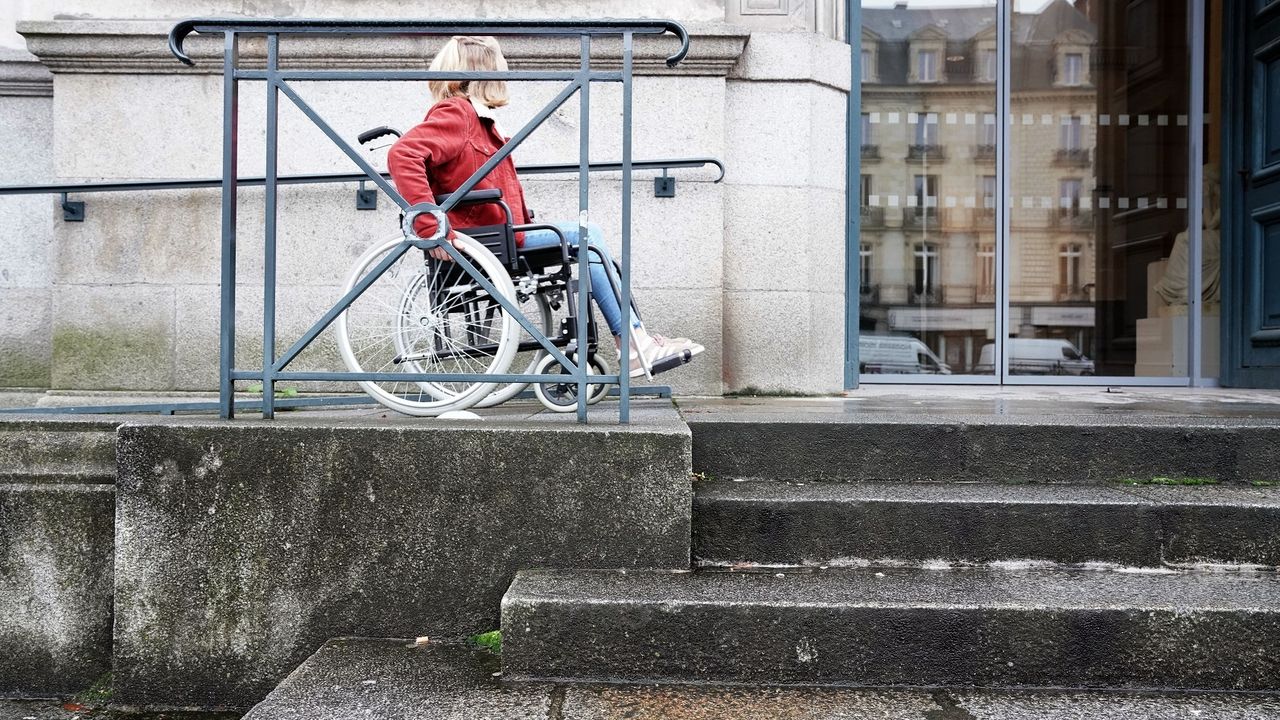Photo d’une personne en fauteuil roulant dans les rues de Rennes.
